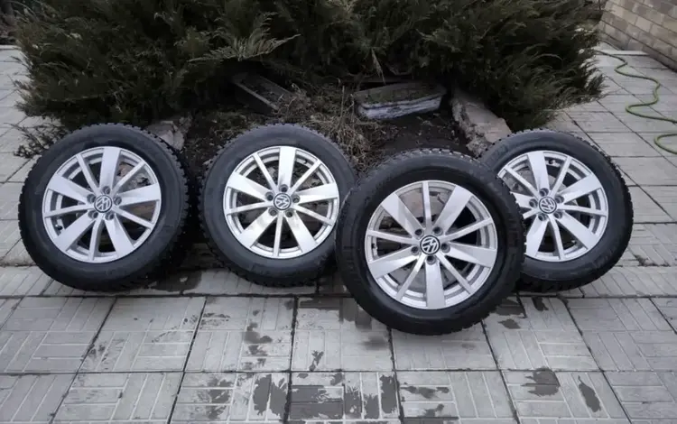 Комплект дисков с зимней и летней резиной на volkswagen polo за 180 000 тг. в Алматы