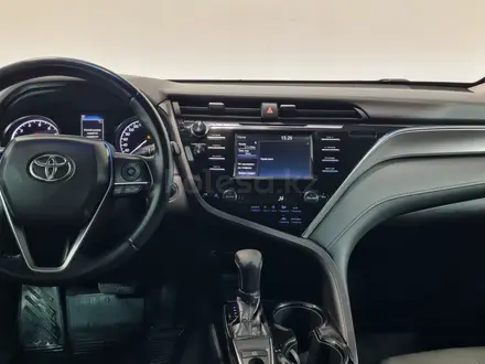 Toyota Camry 2018 года за 10 650 000 тг. в Алматы – фото 14