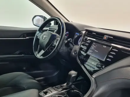 Toyota Camry 2018 года за 10 650 000 тг. в Алматы – фото 15