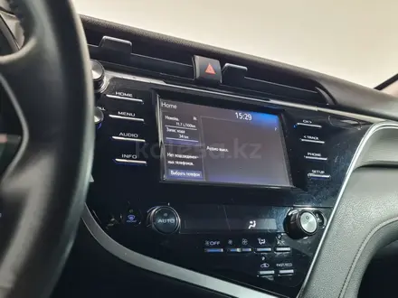 Toyota Camry 2018 года за 10 650 000 тг. в Алматы – фото 17