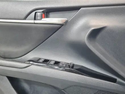 Toyota Camry 2018 года за 10 650 000 тг. в Алматы – фото 23