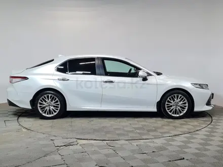 Toyota Camry 2018 года за 10 650 000 тг. в Алматы – фото 4
