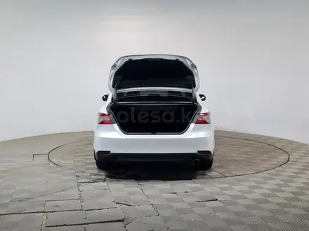 Toyota Camry 2018 года за 10 650 000 тг. в Алматы – фото 9