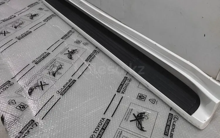 Порог подножка левый в сборе Land Cruiser 300 за 280 000 тг. в Алматы