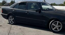 Mercedes-Benz E 230 1995 года за 1 300 000 тг. в Караганда – фото 4