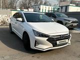 Hyundai Elantra 2020 годаfor9 990 000 тг. в Алматы