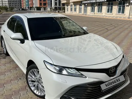 Toyota Camry 2021 года за 16 500 000 тг. в Актау – фото 2