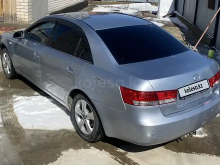 Hyundai Sonata 2006 года за 4 000 000 тг. в Актобе – фото 4