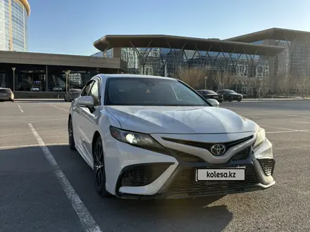 Toyota Camry 2021 года за 11 900 000 тг. в Астана – фото 2