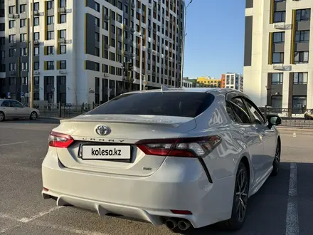 Toyota Camry 2021 года за 11 900 000 тг. в Астана – фото 3