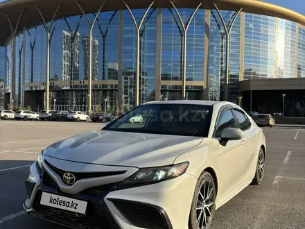 Toyota Camry 2021 года за 11 900 000 тг. в Астана