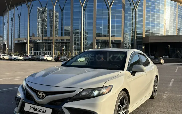 Toyota Camry 2021 года за 11 900 000 тг. в Астана