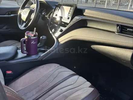 Toyota Camry 2021 года за 11 900 000 тг. в Астана – фото 5