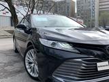 Toyota Camry 2018 года за 13 790 000 тг. в Алматы