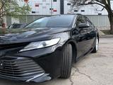 Toyota Camry 2018 года за 13 790 000 тг. в Алматы – фото 2