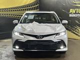 Toyota Camry 2022 года за 17 700 000 тг. в Актобе – фото 2