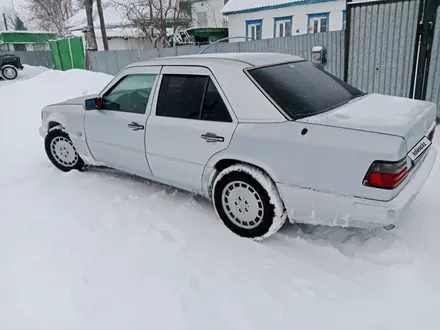 Mercedes-Benz E 220 1993 года за 1 400 000 тг. в Макинск – фото 3