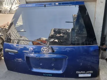 Дверь багажника Toyota Raum за 70 000 тг. в Алматы