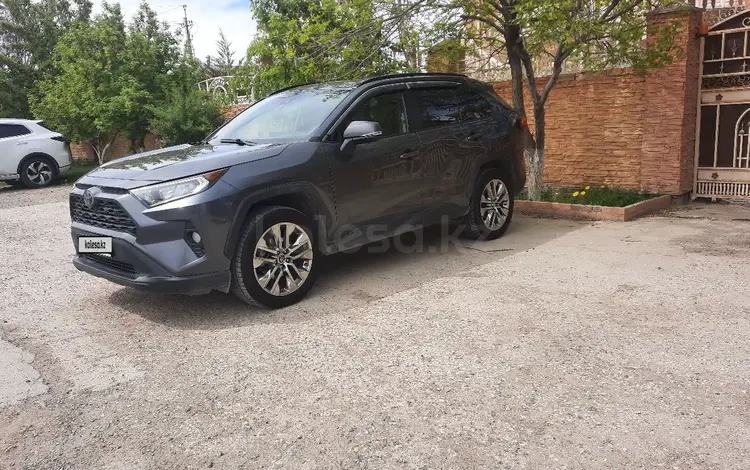 Toyota RAV4 2019 года за 13 000 000 тг. в Актобе