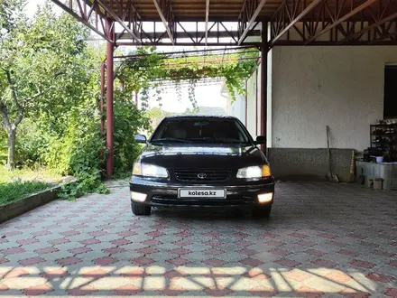 Toyota Camry 2000 года за 3 200 000 тг. в Алматы – фото 2