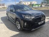 Toyota RAV4 2019 года за 9 000 000 тг. в Атырау