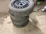 Зимние колеса с железными дисками за 50 000 тг. в Степногорск – фото 3