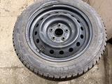 Зимние колеса с железными дисками за 50 000 тг. в Степногорск – фото 2