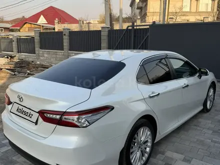 Toyota Camry 2020 года за 13 000 000 тг. в Алматы – фото 4
