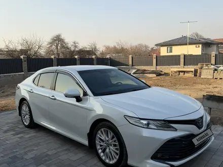 Toyota Camry 2020 года за 13 000 000 тг. в Алматы – фото 2