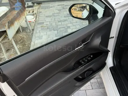 Toyota Camry 2020 года за 13 000 000 тг. в Алматы – фото 9