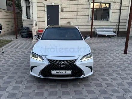 Lexus ES 250 2018 года за 22 000 000 тг. в Тараз