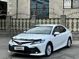 Toyota Camry 2021 года за 14 200 000 тг. в Алматы – фото 2