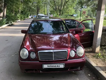 Mercedes-Benz E 230 1996 года за 2 200 000 тг. в Караганда