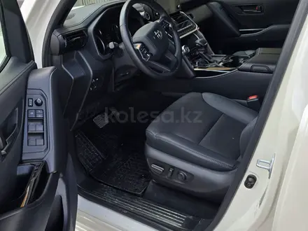 Toyota Land Cruiser 2023 года за 44 000 000 тг. в Алматы – фото 4