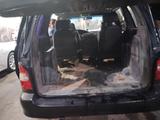 Kia Carnival 1999 года за 1 200 000 тг. в Шымкент – фото 3