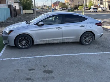 Hyundai Elantra 2019 года за 5 700 000 тг. в Атырау – фото 2