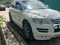 Volkswagen Touareg 2008 года за 6 500 000 тг. в Алматы – фото 2