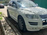 Volkswagen Touareg 2008 года за 6 500 000 тг. в Алматы – фото 2