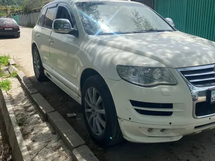 Volkswagen Touareg 2008 года за 6 500 000 тг. в Алматы – фото 2