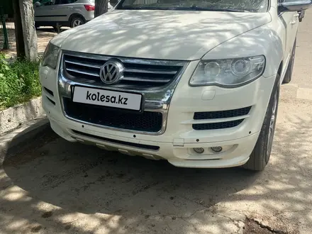 Volkswagen Touareg 2008 года за 6 500 000 тг. в Алматы – фото 3