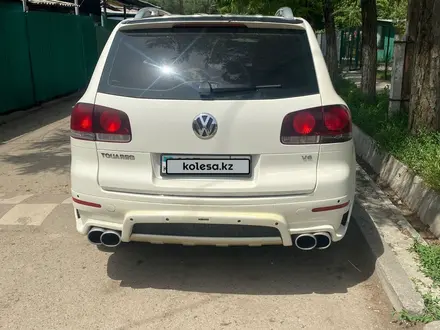 Volkswagen Touareg 2008 года за 6 500 000 тг. в Алматы – фото 4