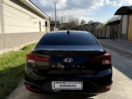 Hyundai Elantra 2018 года за 7 800 000 тг. в Шымкент – фото 3