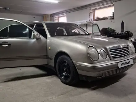 Mercedes-Benz E 230 1998 года за 2 900 000 тг. в Семей