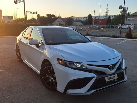 Toyota Camry 2020 года за 9 000 000 тг. в Актобе