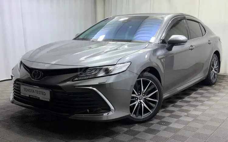 Toyota Camry Luxe 2023 года за 18 700 000 тг. в Алматы