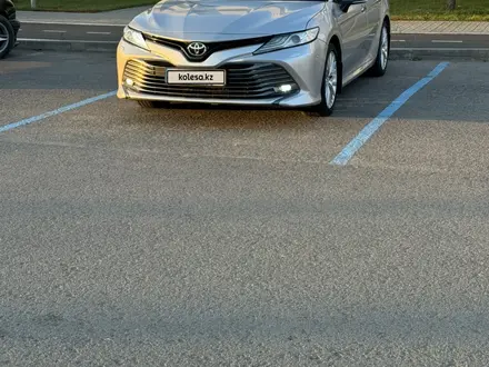 Toyota Camry 2019 года за 13 700 000 тг. в Астана – фото 2