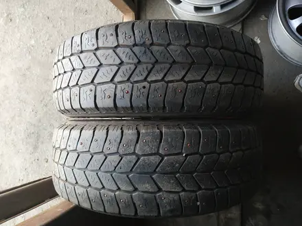 Резина б у 215*65*16 C Goodyear (Шипы), 2 шт., б у из Европы. за 40 000 тг. в Караганда