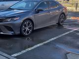 Toyota Camry 2020 года за 9 000 000 тг. в Актобе – фото 2