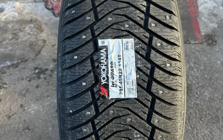 Новые зимние шины с шипами 285 45 R22 Yokohama Ice Guard IG65 за 980 000 тг. в Астана