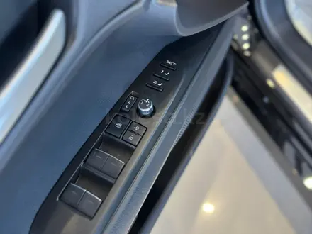 Toyota Camry Luxe 2025 года за 23 190 000 тг. в Актобе – фото 3